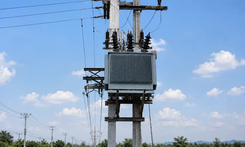 Three-phase pole-mounted oil-immersed transformer