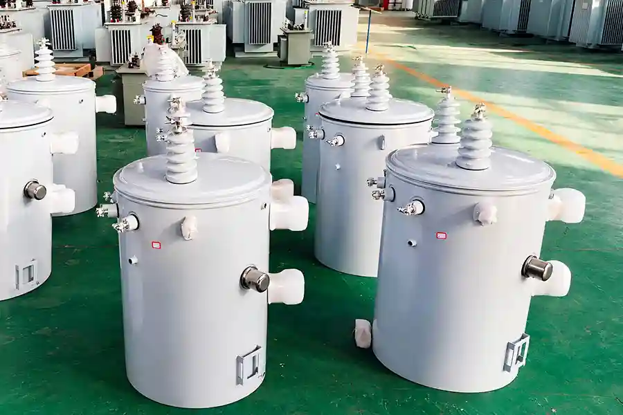 Single-phase oil-immersed pole-mounted transformer with high- and low-voltage bushings